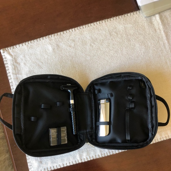 Kenneth Cole Reaction toiletry bag - Picture 3 of 3